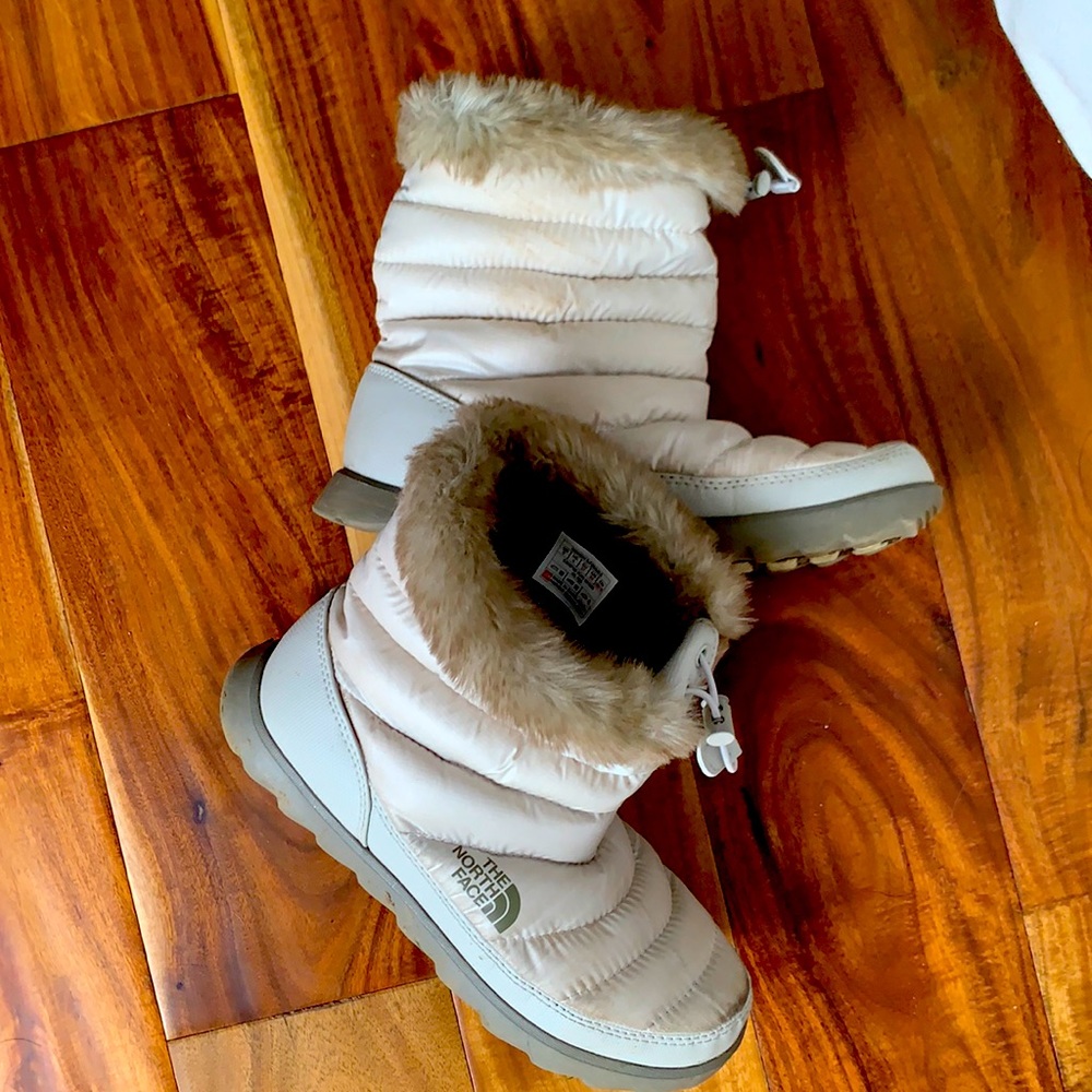 Women’s North Face Thermoball booties in size 6
